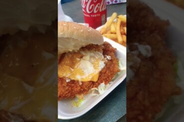 phelidelphia juicy chicken burger #foodlover #shorts #manchesterunited #chickenburger