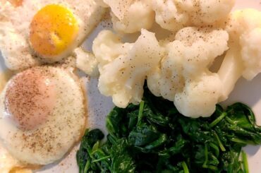 HEALTHY LUNCH IDEAS Boiled Cauliflower, Spinach and Fried Eggs