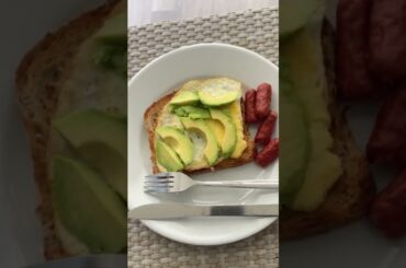 5-Minute Healthy Breakfast: Avocado Egg on Seeded Bread + Sausage@cooking4dummies