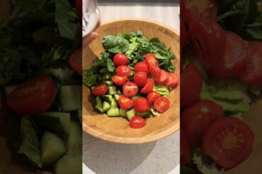 Healthy salad for dinner ready in minutes #greensalad #weightloss
