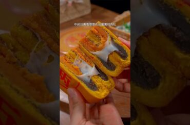 Cutting into a jin-sized mooncake reveals pure indulgence #mooncake #baking #foodstagram