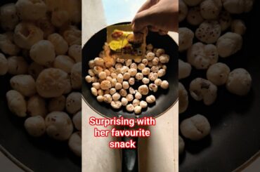 #lets surprise with her favourite snack after theschool#phoolmakhana#roasted makhana #viral#momslove