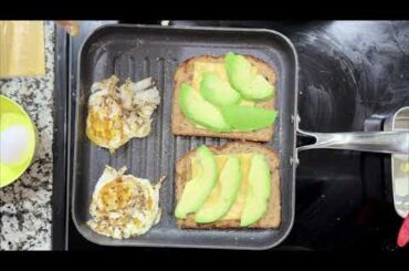 Healthy Grilled Egg Sandwich with Avocado #healthy #sandwich #breakfast