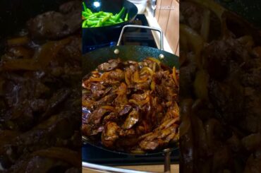 Lunch/Dinner Chicken livers with caramelized onions And green beans sauteed in soy and garlic #khal