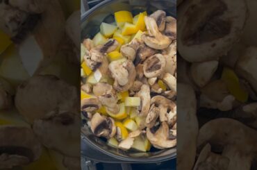 Veggie loaded spaghetti sauce in under 10 minutes! #easyhealthyrecipes #healthydinnerideas