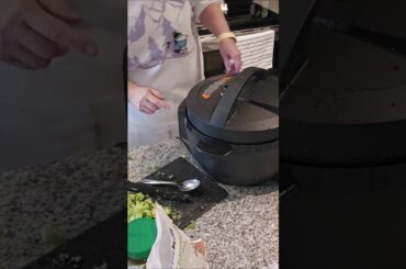 Low calorie broccoli soup that actually tastes good #instantpot #healthyrecipe