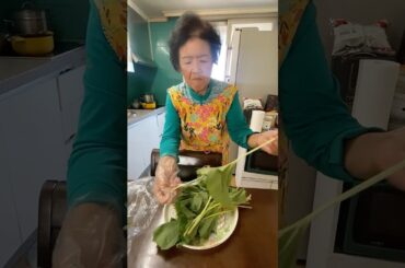 How My Korean Mom Cooks Butterbur (Meowi-namul) #HomeCooking #HealthyRecipes #MomCooking   #KFood