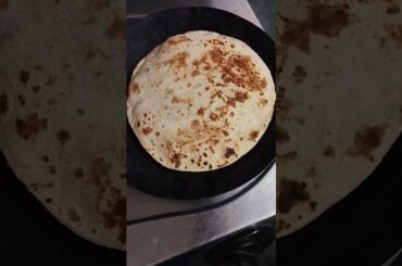 #roti #makingroti #youtubeshorts #india #tastyindia #healthy #indiancooking #tasteofindia #recipe