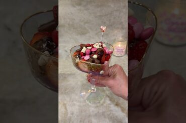 Valentines date night idea  #chocolatestrawberries #valentinesideas #easydesserts