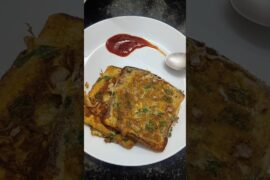 Bread Omlette Toast Recipe | Healthy Breakfast Recipe #ytshorts #breadrecipe #omlette #toast #trend