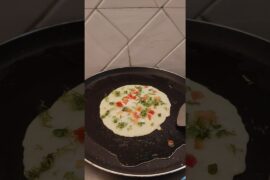 Crispy Rava Uttapam in 10 Minutes | No Fermentation | Instant Breakfast Recipe #uttapam #shorts