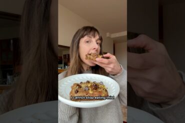 HEALTHY CAKE you can and maybe even should eat daily! My FLOURLESS PROTEIN BANANA CAKE with yogurt.