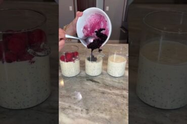 I’m a dietitian & here’s an easy healthy breakfast idea #overnightoats #oatsrecipe #breakfast