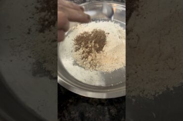 Whole wheat roti with flaxseed powder #trendingshorts #flaxseeds #guthealth #fiberfoods