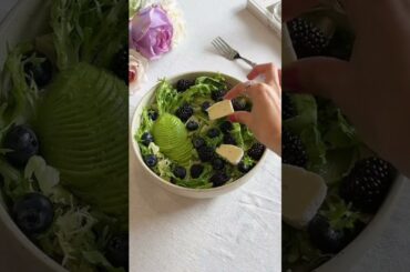 Raspberry Cheese Salad #healthyfood #breakfast #homemadebread #recipe #simplebreakfast #avocado