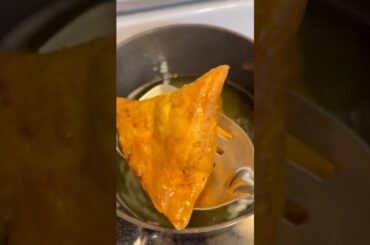 Samosa #shorts #ytshorts #foodie #snacks #cooking #recipe #iftar