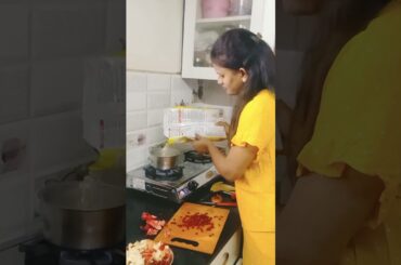 “Starting my day with a healthy bowl #oats #healthyfood #breakfast #tiffi#honey #minivlog #shorts