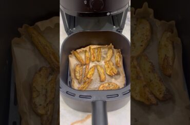 Crispy Air Fryer Potato Wedges | Healthy Snack Hack #airfryer #potatosnacks #food #trending #recipe