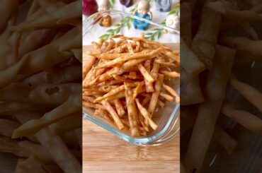 Crispy Peri Peri Namak Pare | Crunchy Tea Time Snack | Easy Homemade Namkeen Recipe #shorts