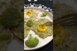Broccoli Omlette. Easy breakfast recipe. Healthy breakfast #viral #broccoli #easybreakfast #shorts