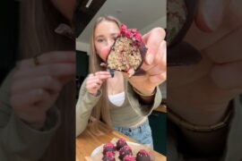Raspberry Dark Chocolate Protein Balls Recipe #healthydessert #healthyrecipes #vegan #dessert #food