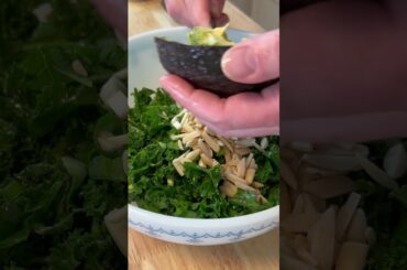 Super easy and delicious Miso Kale Salad #salad #kale #cooking #dinner