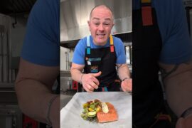 Easy healthy weeknight salmon #salmon #dinner #dinnerideas #healthy #healthyfood #everydayisfeastday