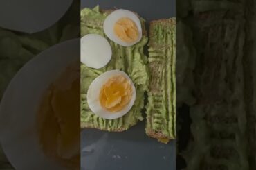 Avocado Toast#HealthyRecipes #WeightLossJourney #FoodTok #DietTips #HealthyBreakfast #ProteinPacked