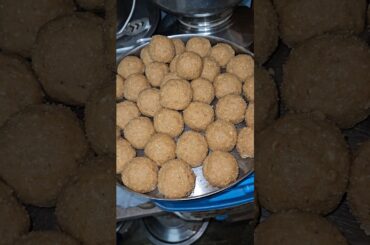 Mumma ne atta ladoo banaye| Dryfruit laddu #shorts #laddu #jhakkassswad #viralrecipe #healthyrecipes