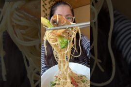 Easy ,delicious and healthy rice noodles salad #shorts #ricenoodles #vietnamesefood #lhamovlogs