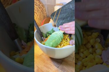 Spring just calls for fresh food | Easy tuna salad with avocado and lemon dressing