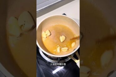 Easy Dinner Idea: Scrambled Eggs with Stringy Tomatoes for Solo Evenings