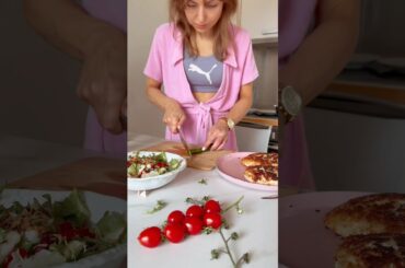 Crispy Cheddar-Crusted Chicken Cutlets with Fresh Green Salad #healthycomfortfood #shortvideo