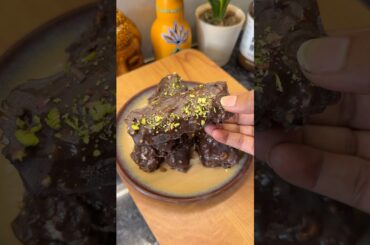 Sirf 2 item se ban ke ready #chocolateroll #chocolatecake #chocolate #sweets #nosugarsweets #shorts