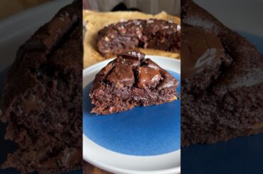 I can’t stop making this Healthier Fudgy Chocolate Chunk Banana Cake #easyrecipe #shorts