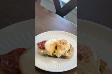 2 Mins Healthy Pesto Egg Sandwich #healthyeats #healthybreakefast #shortsfeed