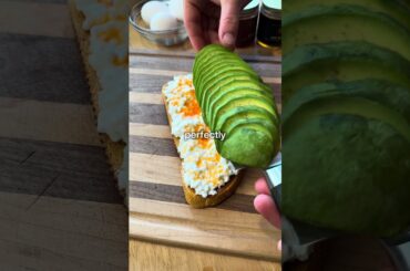 SHREDDED EGG AVOCADO TOAST #recipe #breakfastsandwich #healthyrecipe #healthyfood