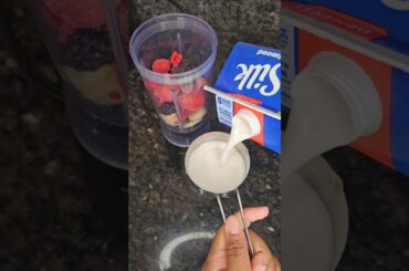 Mixed berries smoothie | healthy breakfast