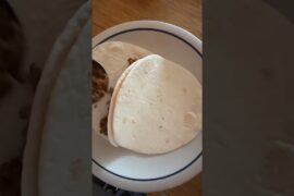 Healthy chicken tacos! Theyre just under 300 calories for... #Shorts #carolineefitness25