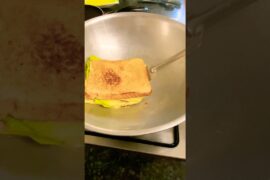 Quick & Delicious Egg Sandwich #shorts #breakfast #eggrecipes #trendingshorts #cooking