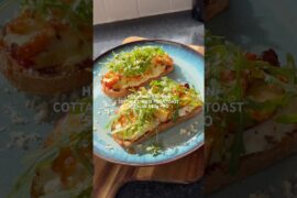 HOT HONEY CHICKEN COTTAGE CHEESE PIZZA TOAST #cottagecheese #pizzatoast #healthyrecipes #highprotein