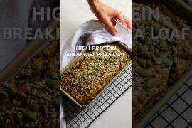 High PROTEIN & fibre breakfast pizza loaf #recipe #healthy #breakfast #mealprep #highprotein #pizza