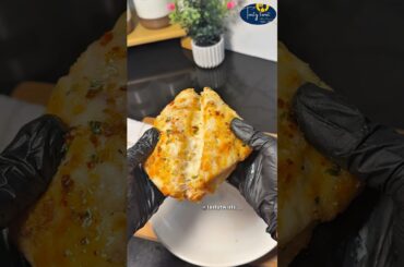 Cheesy Garlic Bread in Air Fryer in just 8 minutes| Crispy edges, cheesy Center & Buttery flavour