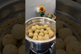 Roz wahi poha-upma chhod do Is baar try karo ye crispy Suji Balls recipe  #breakfast #sujiballs