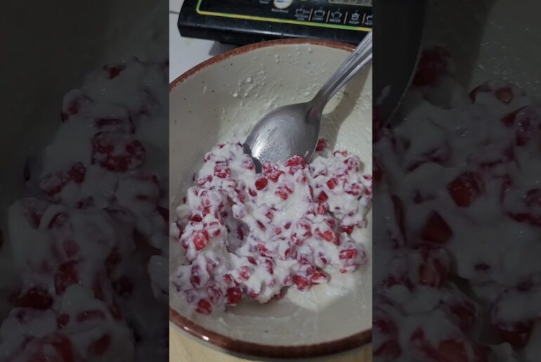 Super healthy pomegranate & curd recipe rich in protein #pomegranateraita #curd #healthy #ytshorts