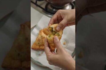 Bread Samosa #shorts#youtubeshorts#snacks#cooking#recipe#shortvideo#shortsfeed#viral#food#trending