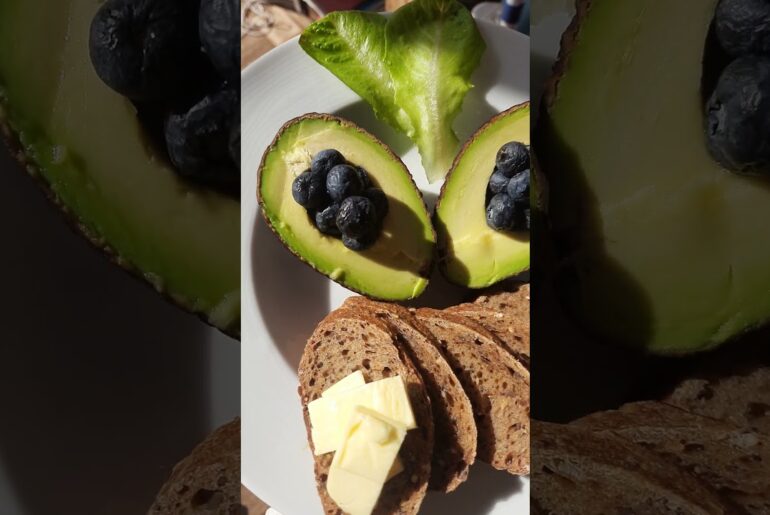 Healthy Breakfast recipe | Avocado berries | Bread Toast with butter #shorts #viral #viralvideo #4k