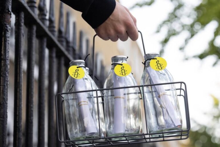 Letters left in milk bottles expose Britain's food poverty crisis | News UK