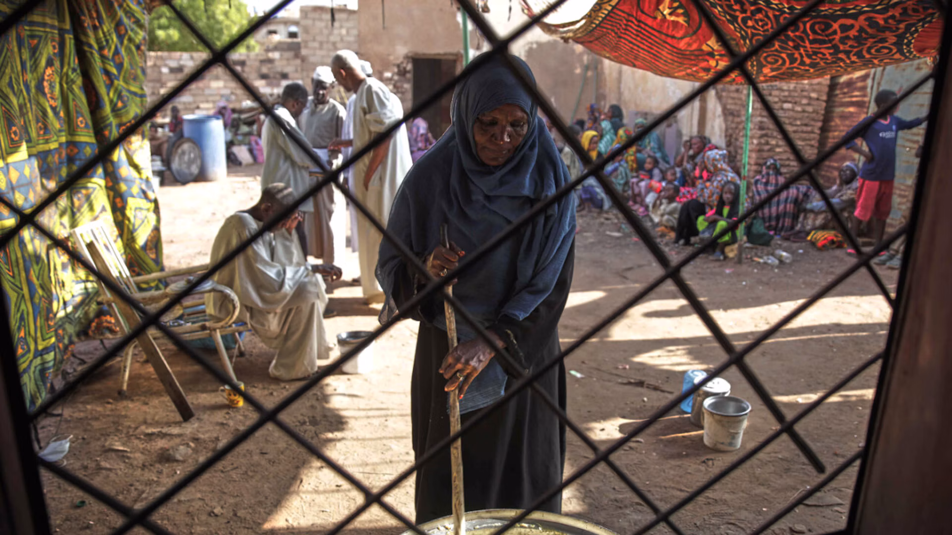 ARCHIVE – A woman prepares meals for people in need. Photo: Marwan Ali/AP/dpa